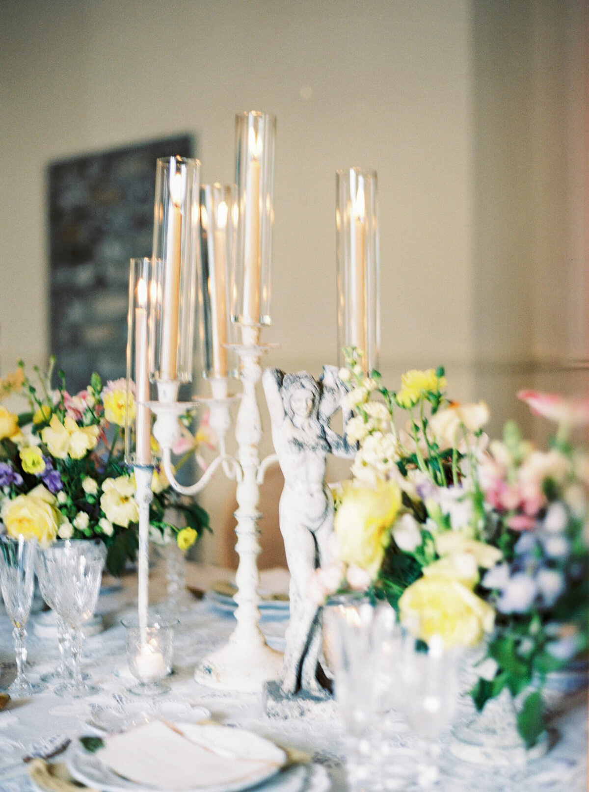 A wedding day photo of the reception cable covered in linens and candles at the wedding venue Villa Aura del Lago on Lake Como in Italy