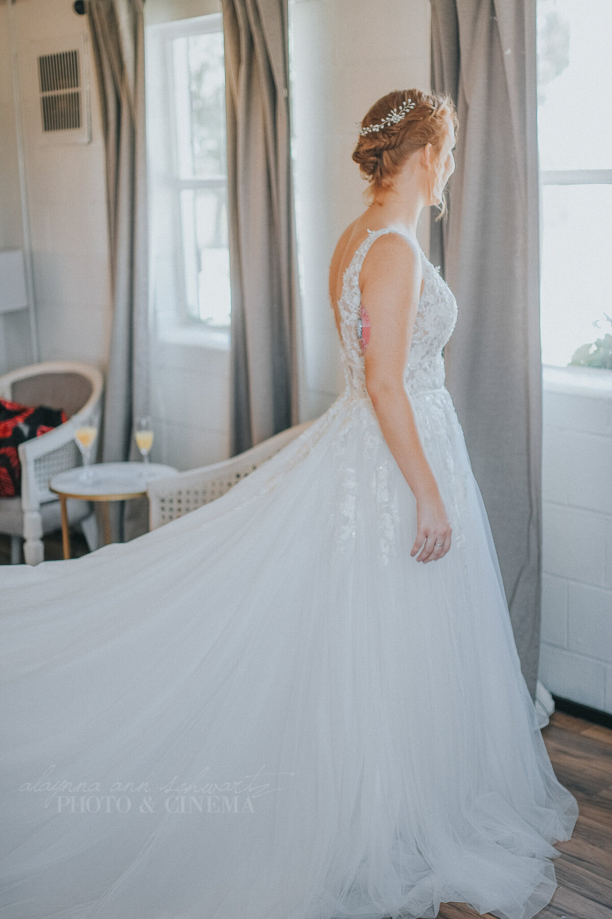 getting ready _ alaynna ann schwartz _ harpors vinyard _ iowa photographer _ playlife photography_0317