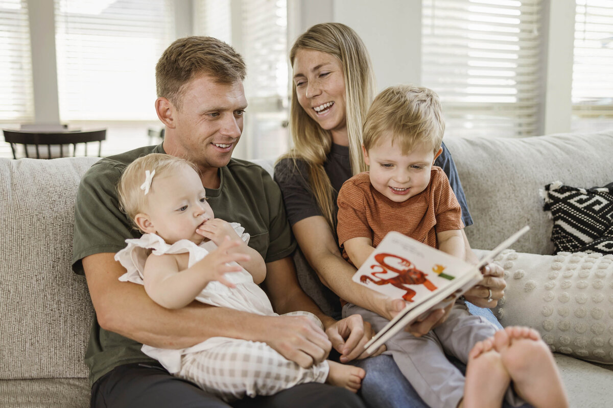 a family reads with young kids in carrollton texas