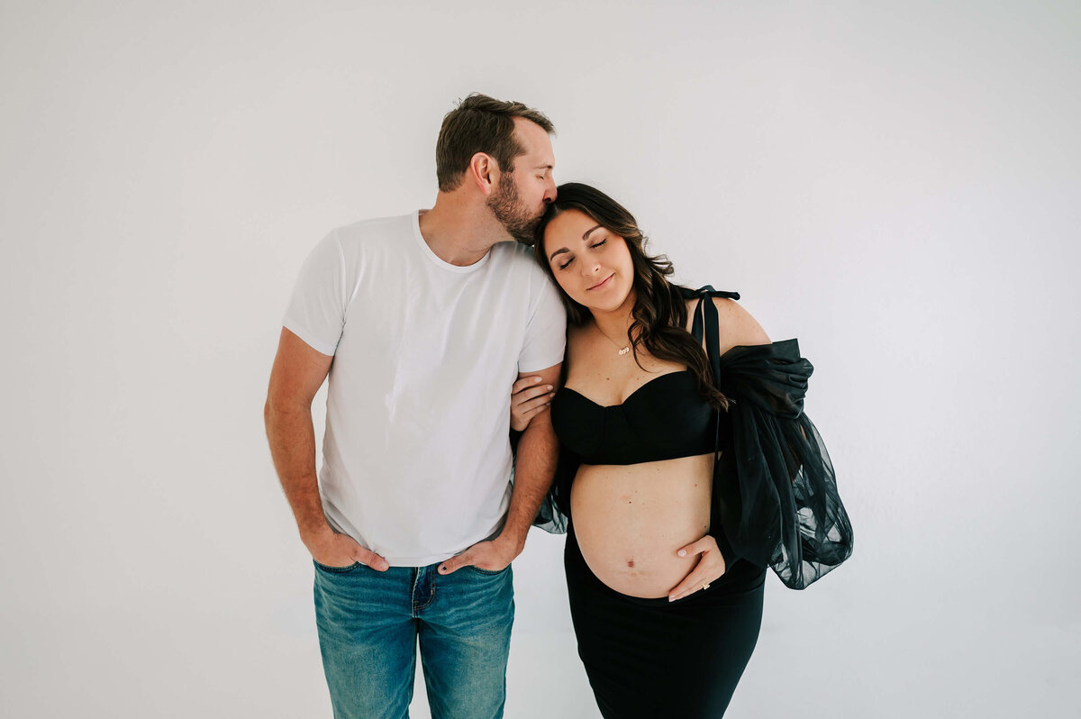 maternity picture in Joplin MO of pregnant mom leaning on husbands shoulder