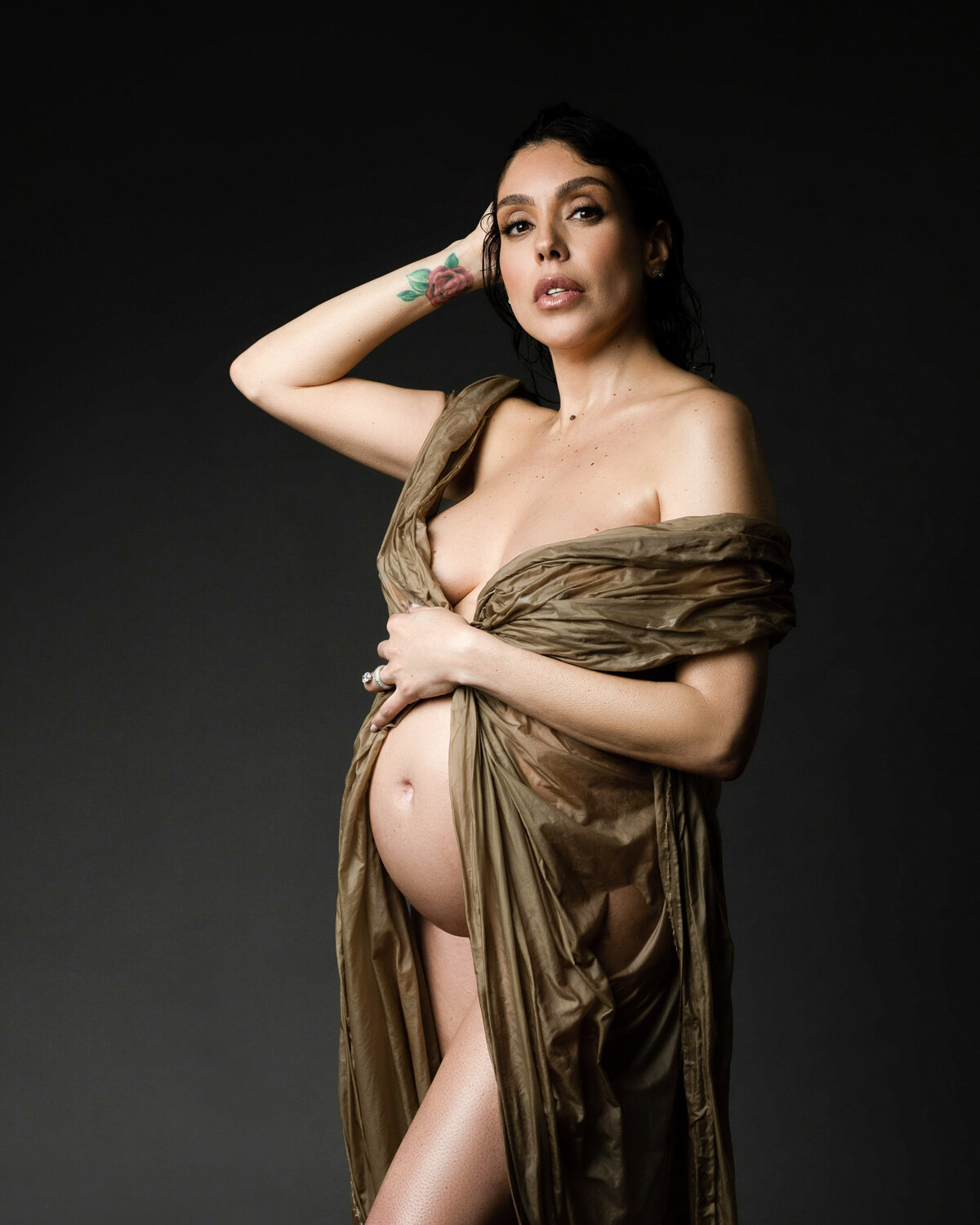 Artistic and timeless maternity by Daisy Rey