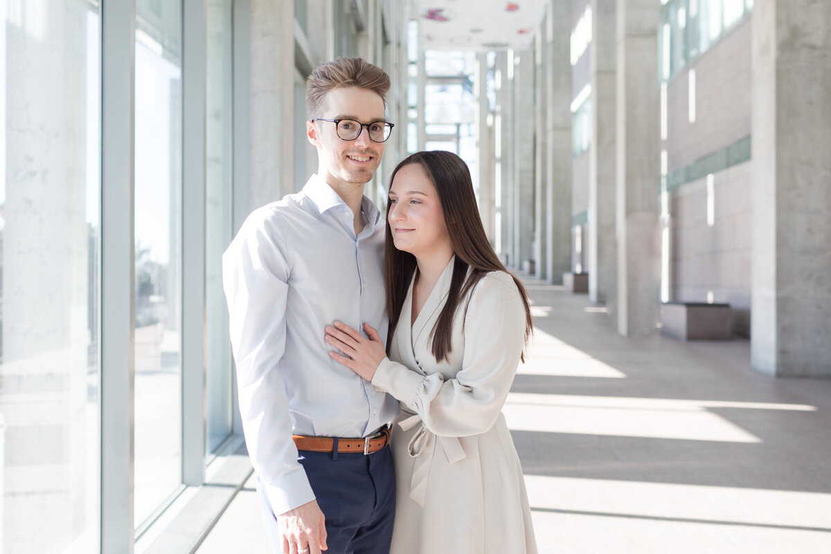 Melissa gazes towards Yannick, bathed in the soft light of the National Gallery's grand hall, while Yannick's confident gaze meets the camera, capturing their elegance in a stunning half-body portrait.