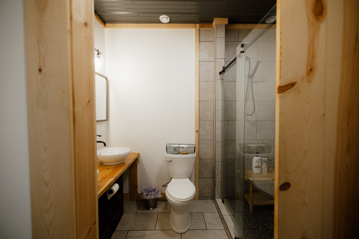Bear-Ridge-Destination-barndo-suites-rosie-photo-video-38