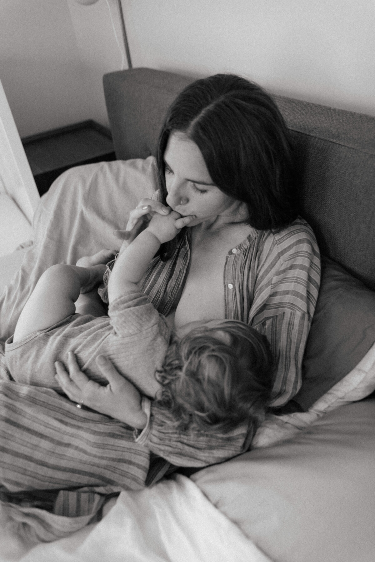 breastfeeding-motherhood-longform-session-in-home-52