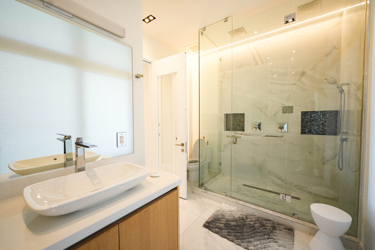 Bathroom 2 (2)