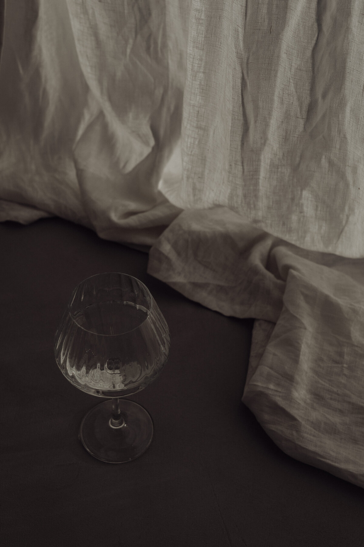 kaboompics_water-in-wine-glass-shadows-backgrounds-28813