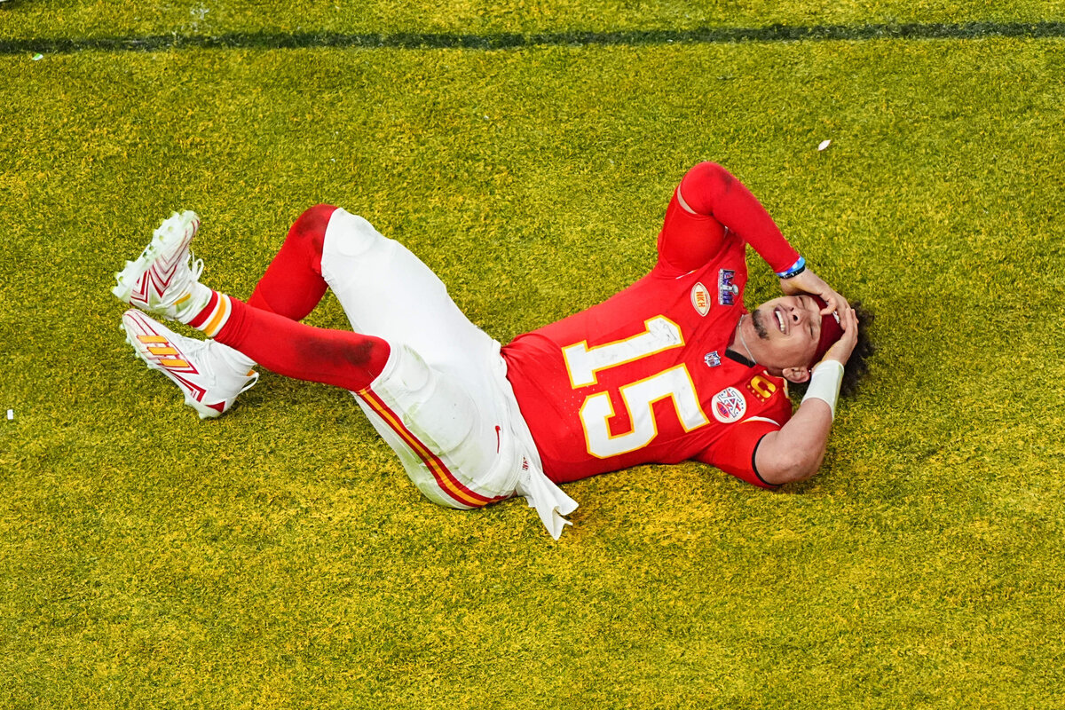 kansas-city-sports-photography-chiefs-0023-quarterback-mahomes-lying-on-field