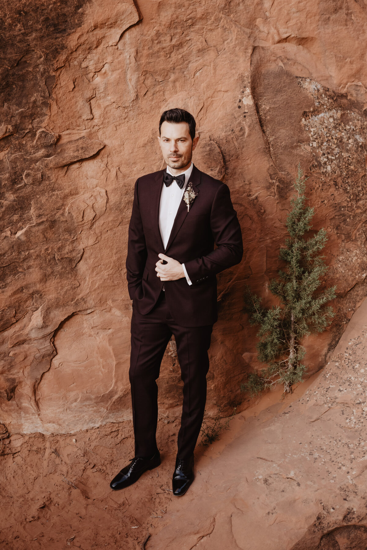 Utah elopement photographer captures groom wearing burgundy suit