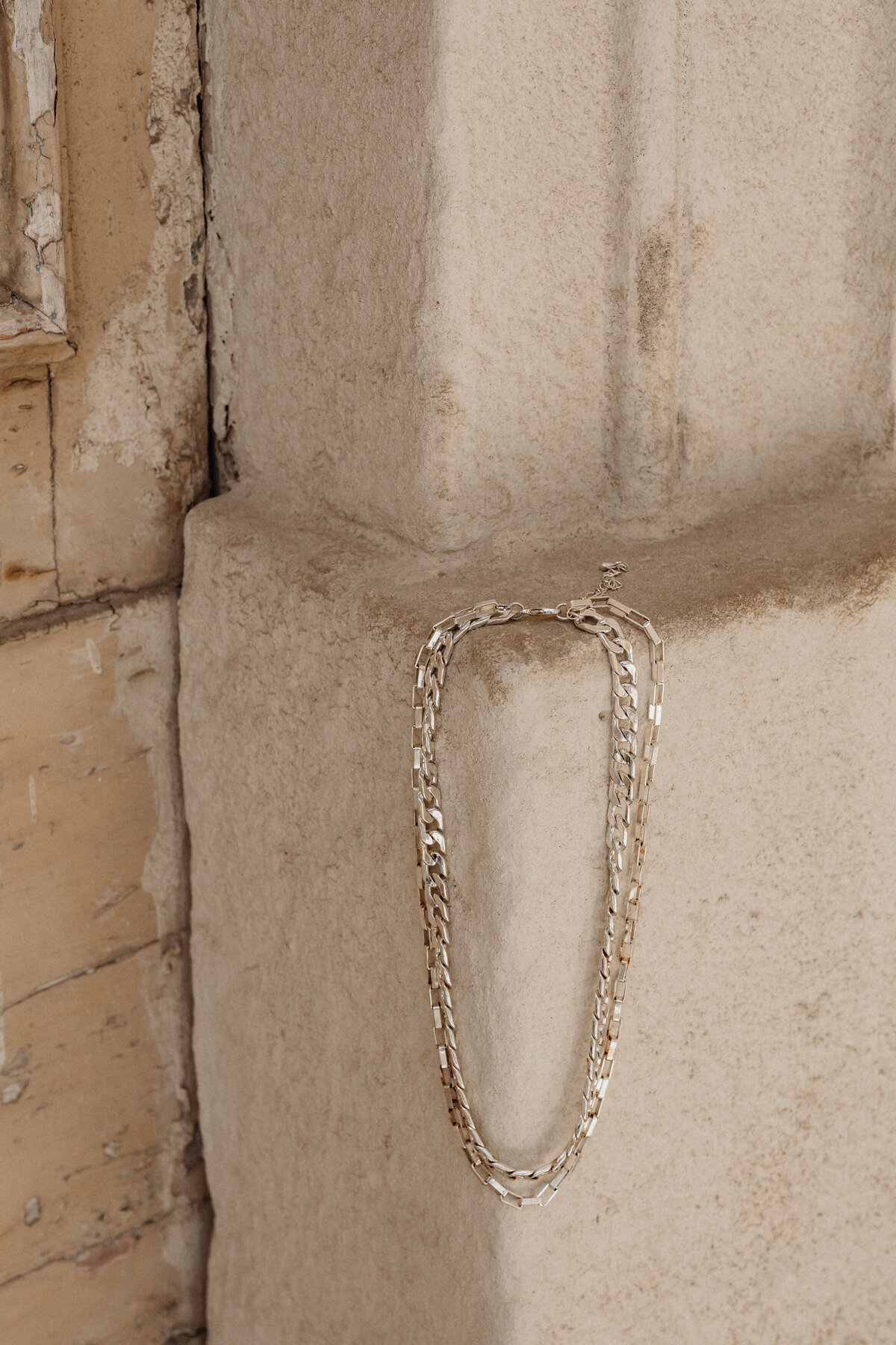 kaboompics_minimalist-silver-and-gold-jewelry-a-warm-aesthetic-photoshoot-31128