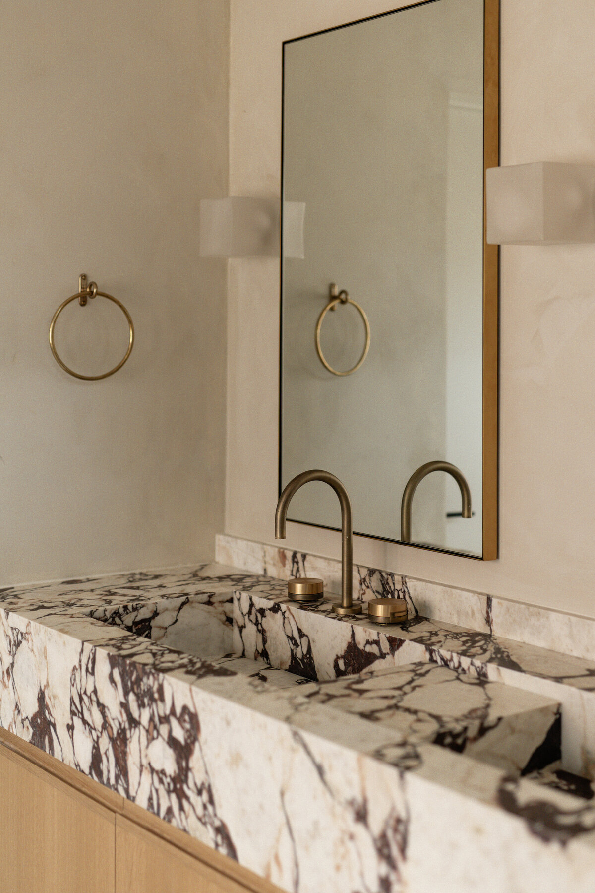 natural-organic-bathroom-plaster-limewash-viola-marble-countertop-integrated-sink-white-oak-vanity-austin-house-franc