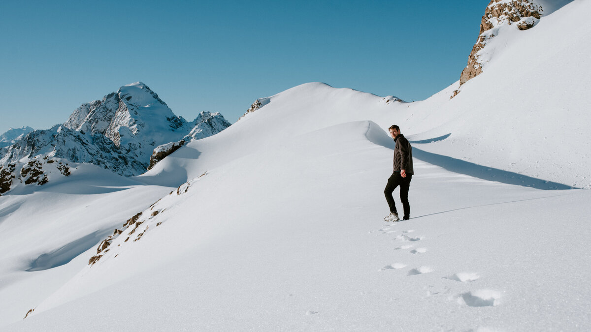 Couple eloping on Mount Cook New Zealand with helicopter