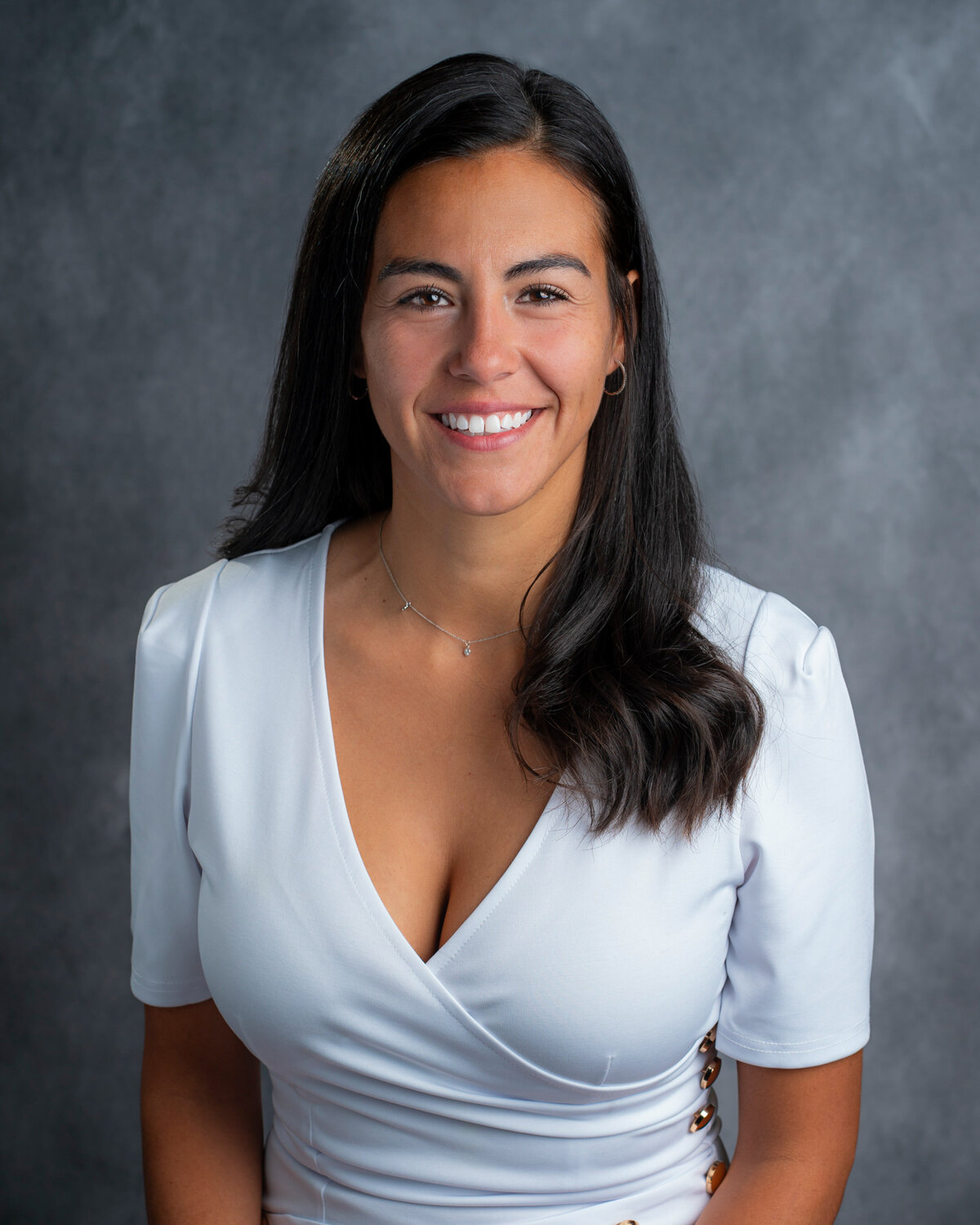 kansas-city-headshot_backdrop-standard-photography-0105-woman-in-white-top-smiling-headshot
