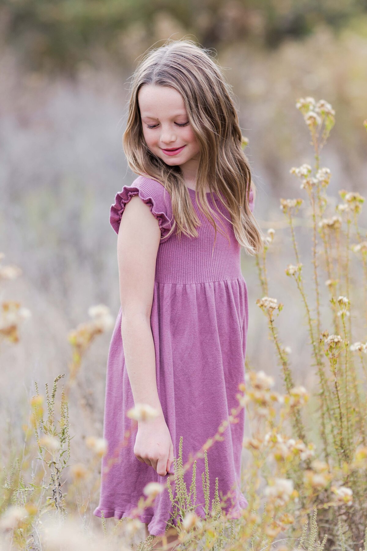 san-diego-sweetwater-river-bridge-family-photo-shoot-girl-glowy-field