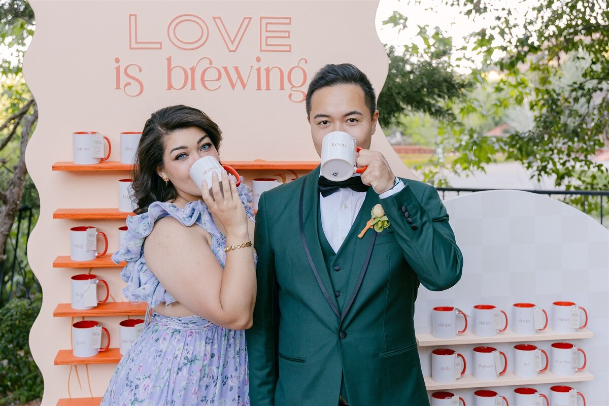 modern-wedding-seating-chart-coffee-mugs-sedona