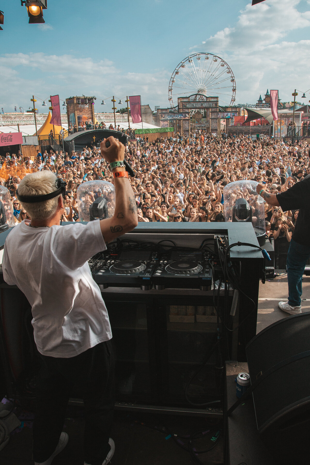 An overview of the crowd during Sam Hofman's performance at a festival, photographed by Bo Eppink.