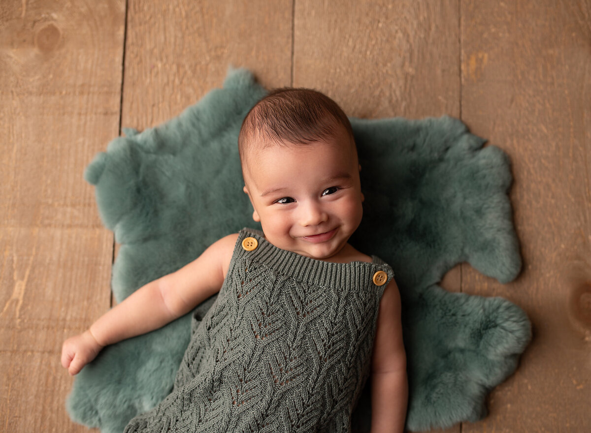 teal 3 month old milestone session