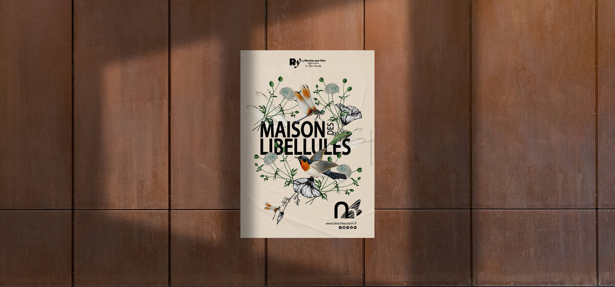 Affiche Maison des libellules posée sur des panneaux de bois. Projet d'identité visuelle crée par le Studio graphique en vendée.