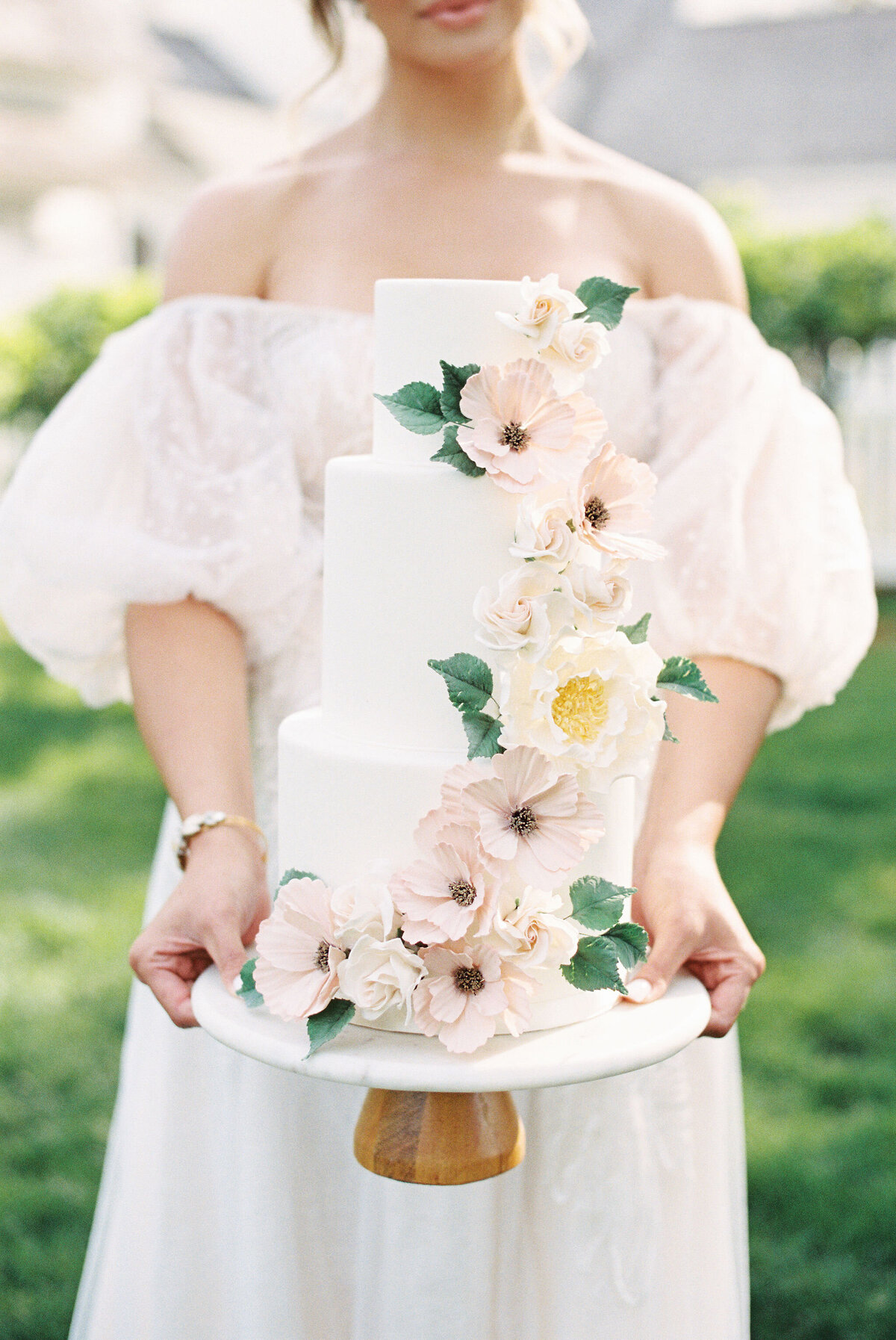 wedding-cake-flowers-smith-farms-garden-wedding-ct-enza-events