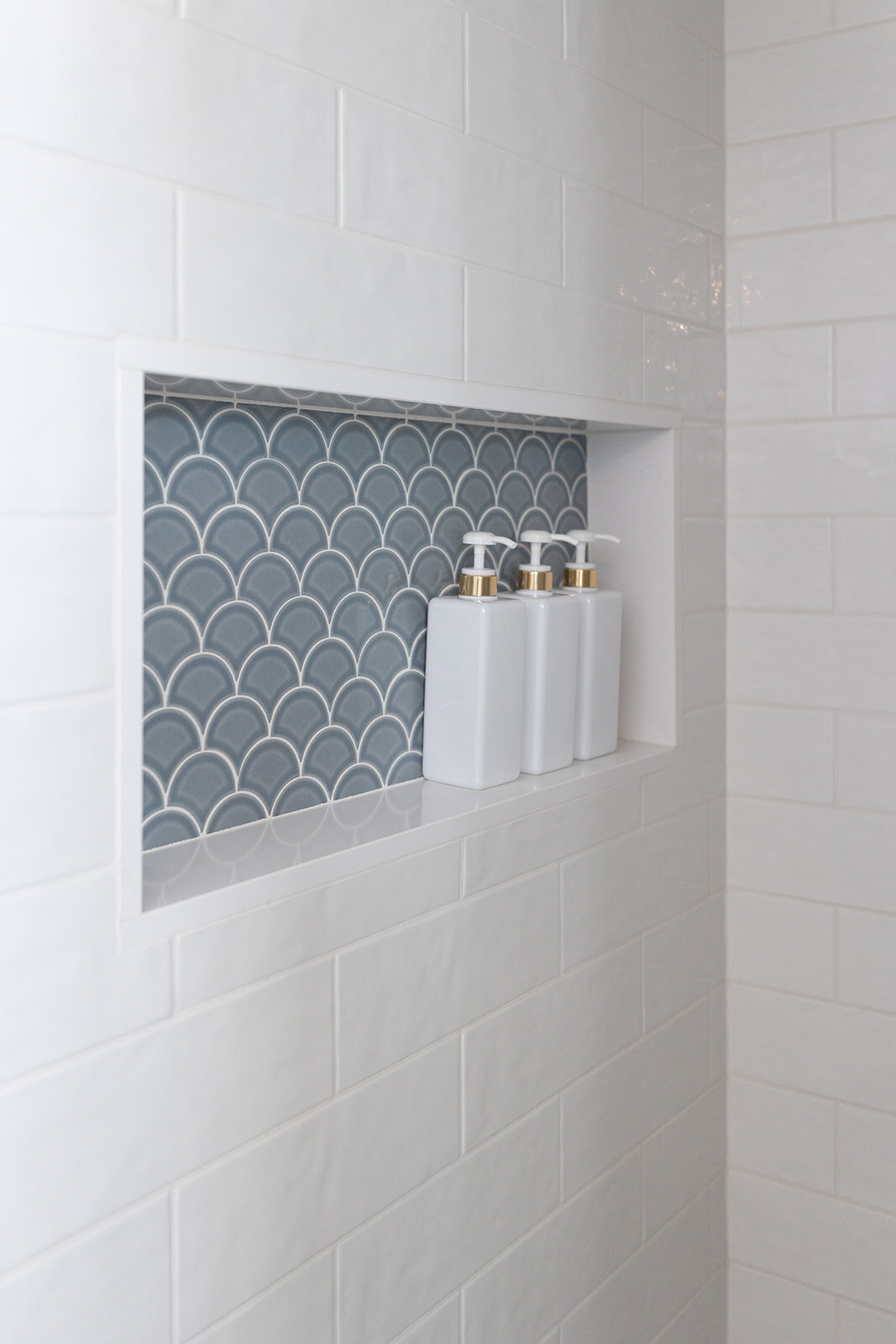 michele rosenboom design cozy colonial guest bathroom 9