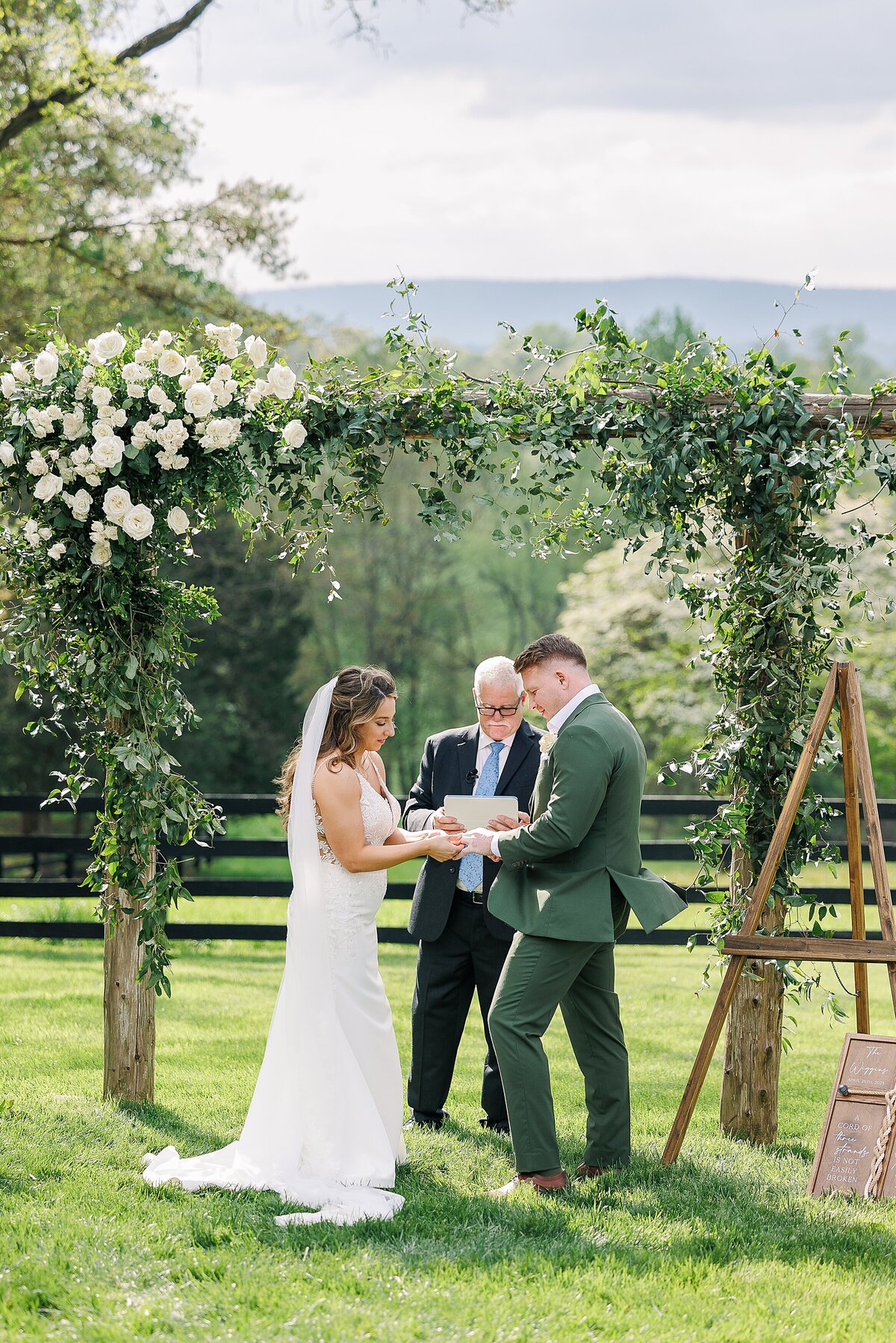 oak-barn-at-loyalty-wedding-rebecca-dotson-photography_0027