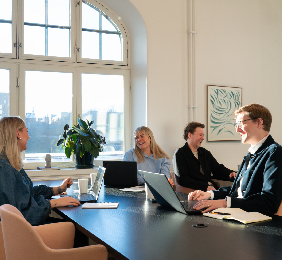 väg-som-går-genom-öppet-landskap