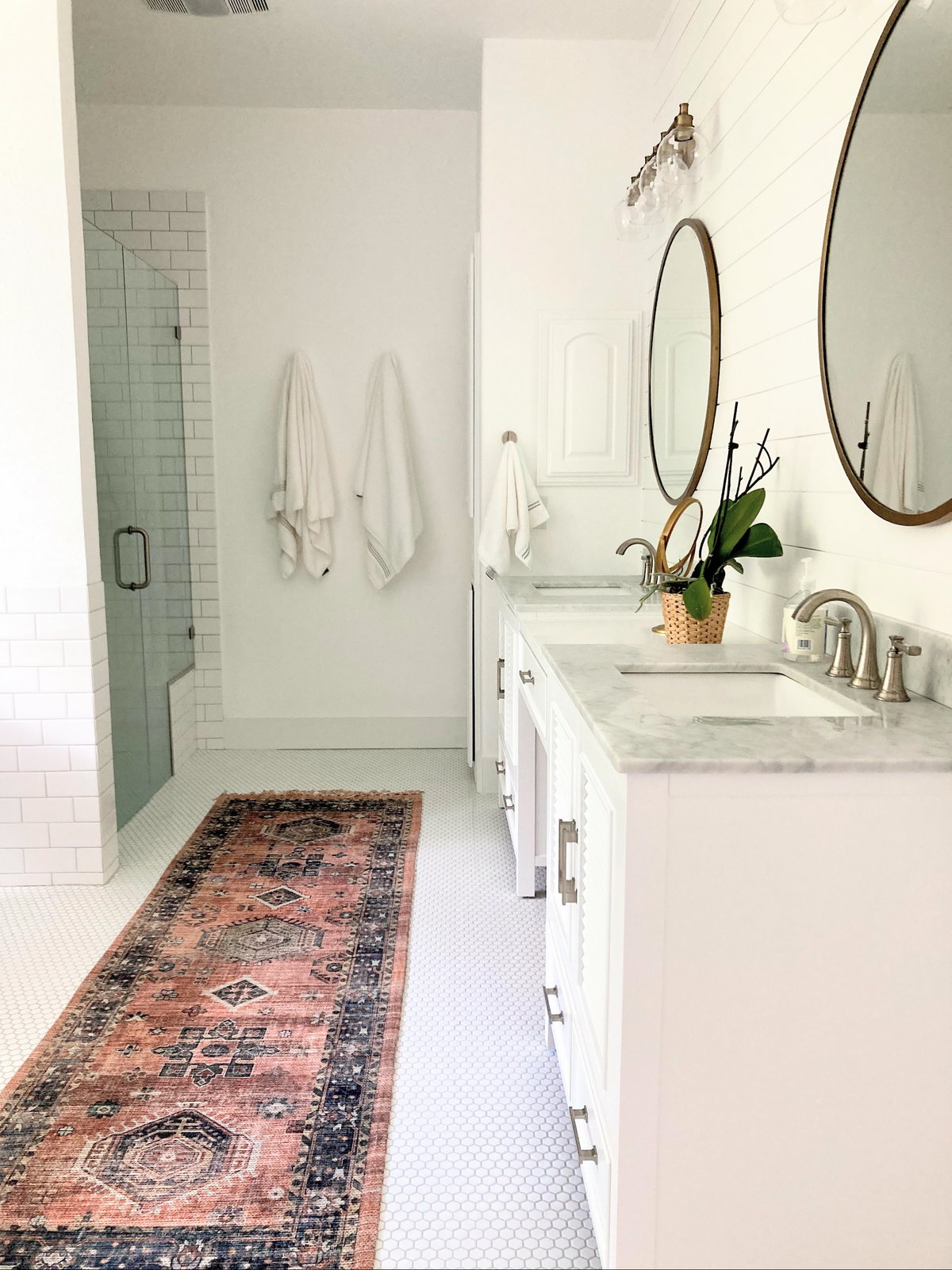 dusti j design white bathroo and pink rug