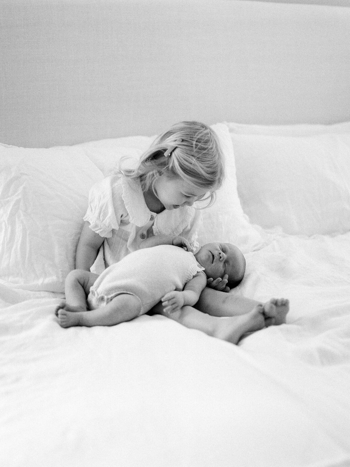 modern-indoor-newborn-richmond-va-photos-amy-nicole-photography-0035