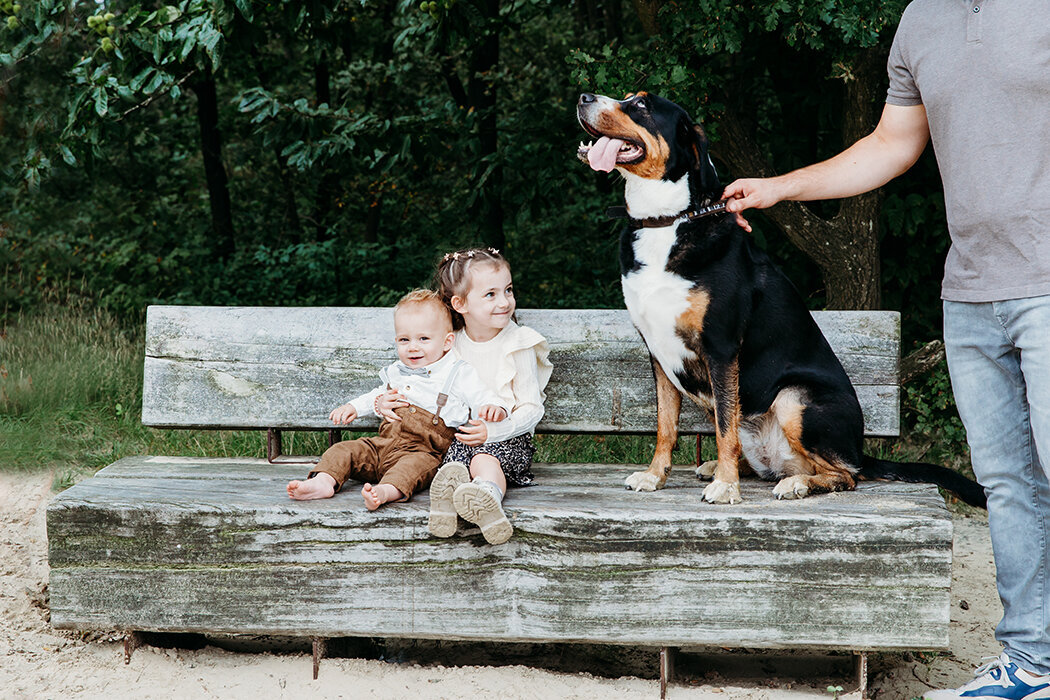 Broer en zusfoto, gezinsfoto's met humor, gezinsfotograaf brabant