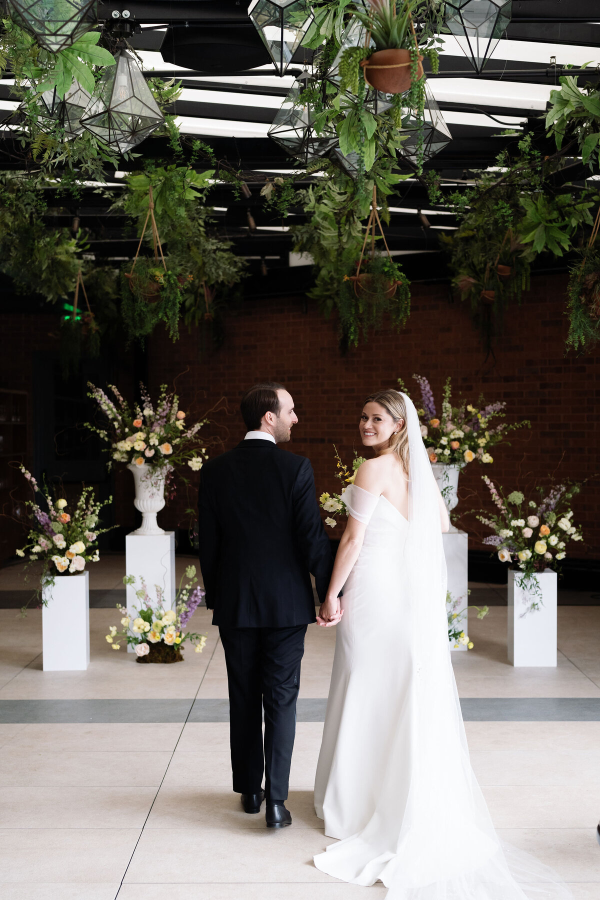 46-bride-groom-ceremony-altar