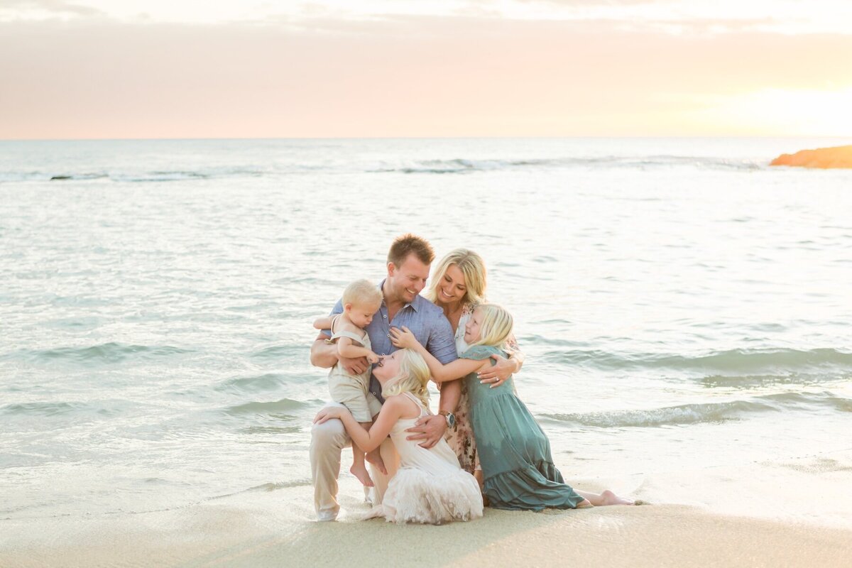 family hugs during Oahu family photo session