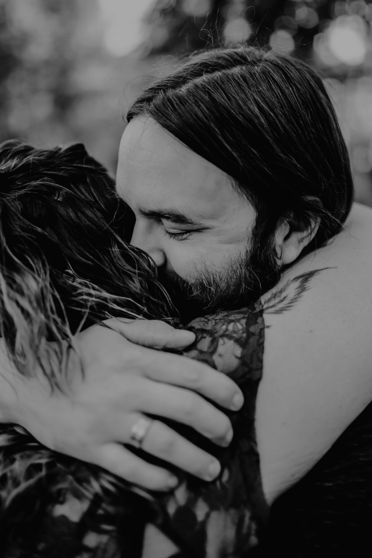 intimate-couple-embrace-closeup-dolliver-state-park-otho-iowa-Storyteller-Collective-Photo-Co