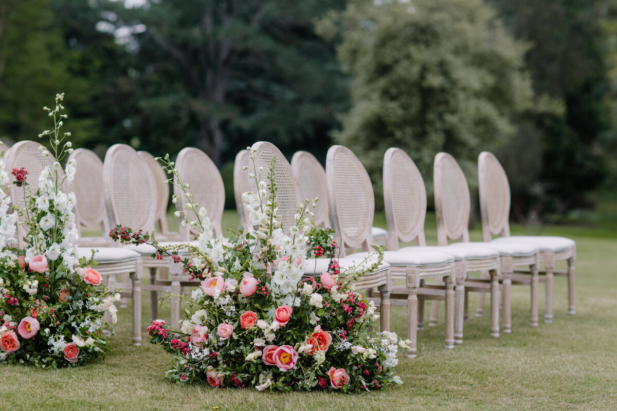 outdoor-ceremony-aisle-meadow-flowers