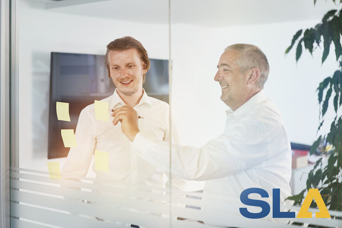 Corporate Fotografie bei SLA – Atelier Schulte dokumentiert Teamwork, moderne Kommunikation und Arbeitsprozesse für Unternehmen mit Fokus auf Vertrauen und Klarheit.