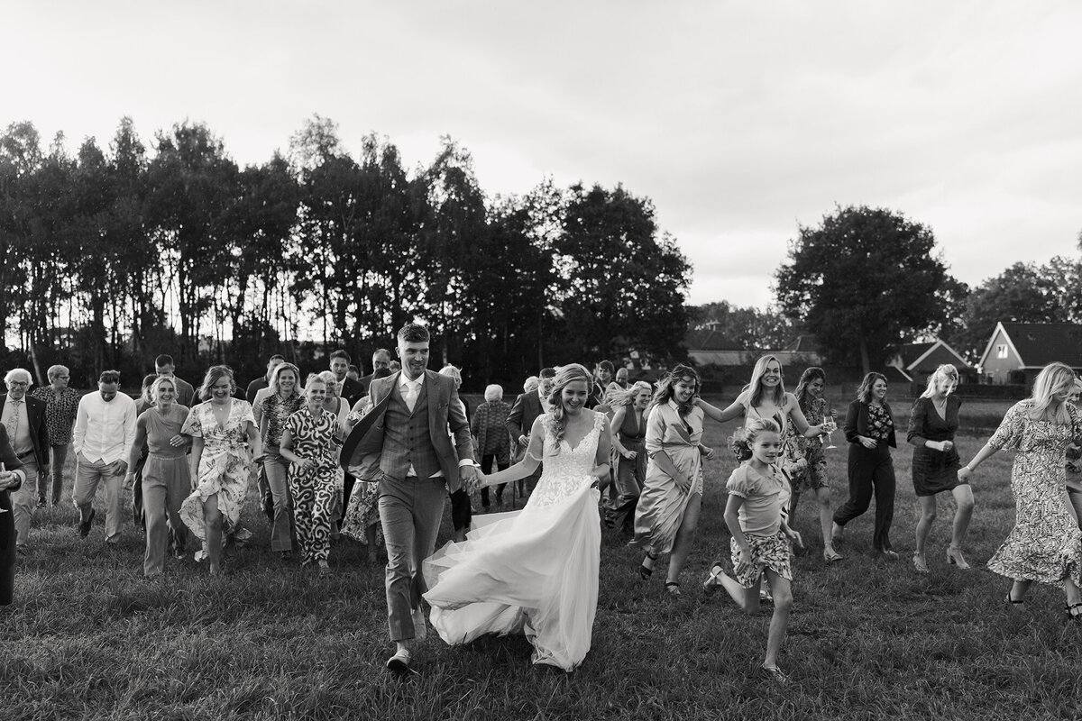 bruiloft-groepsfoto-rennen