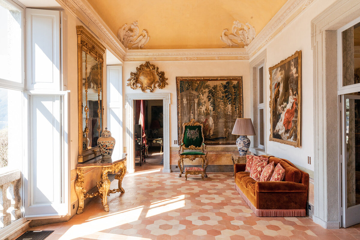 Villa-Balbiano-luxurious-interiors-with-gold-antiques