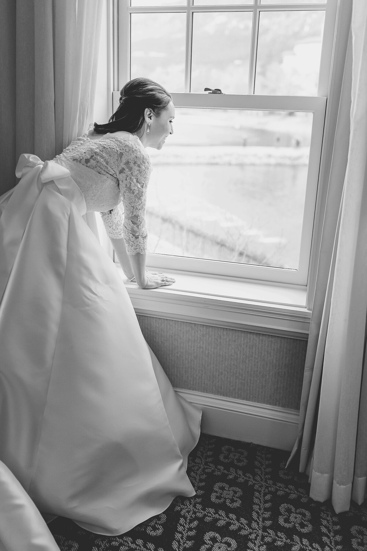 Bride Gets Ready for her Wedding at the Broadmoor