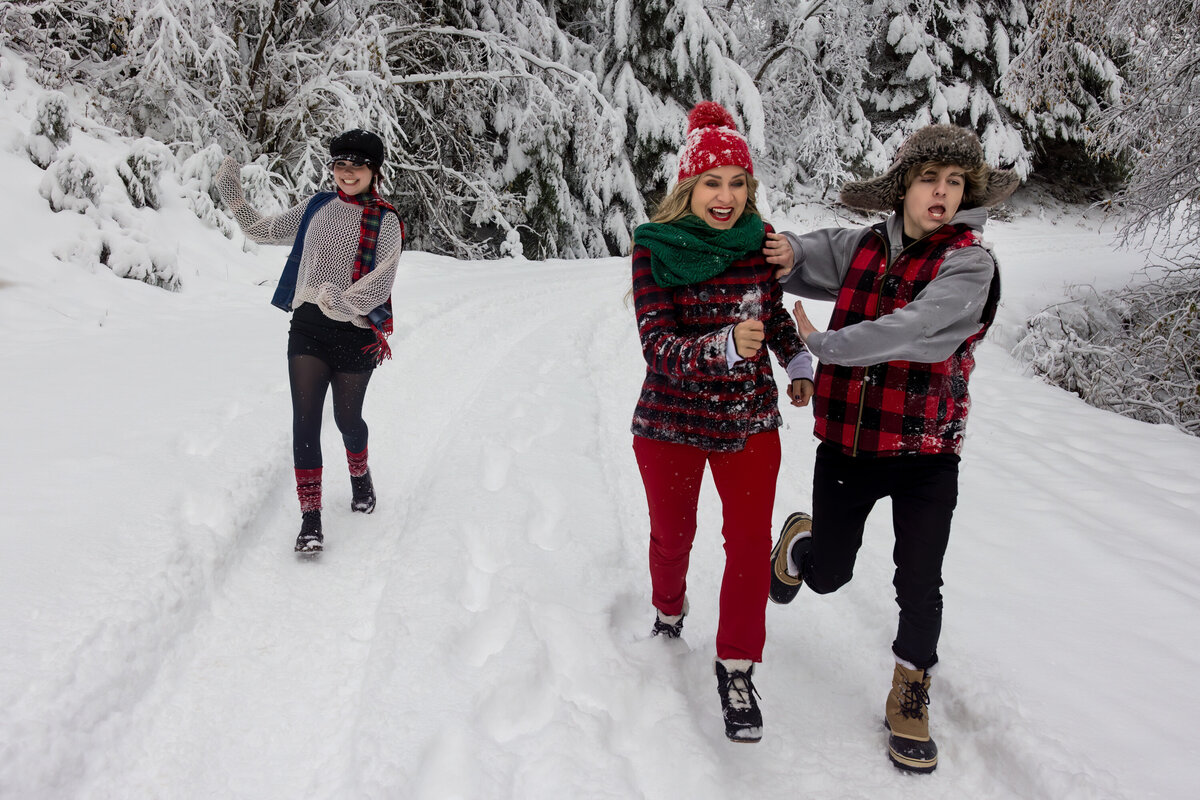 fun-playful-winter-family-portrait-coeur-dalene