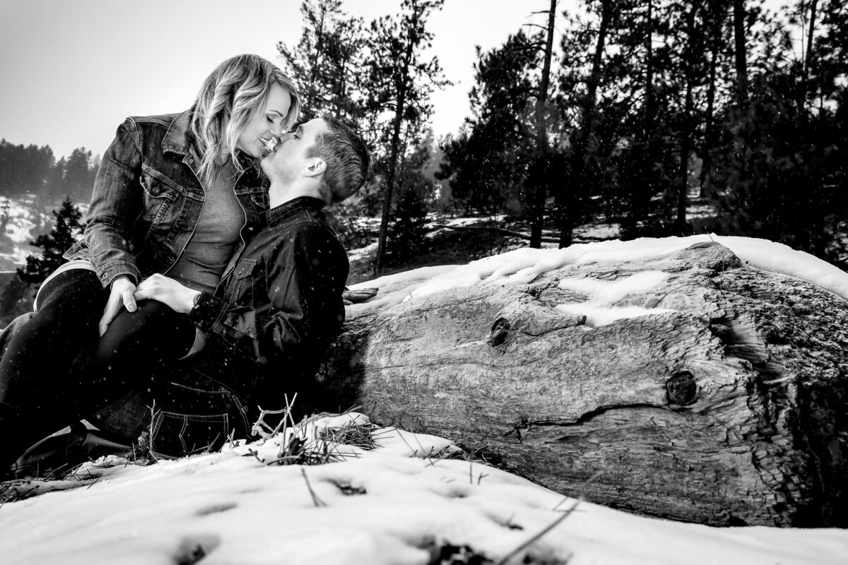 couple-winter-snow-portrait-kiss-coeur-dalene