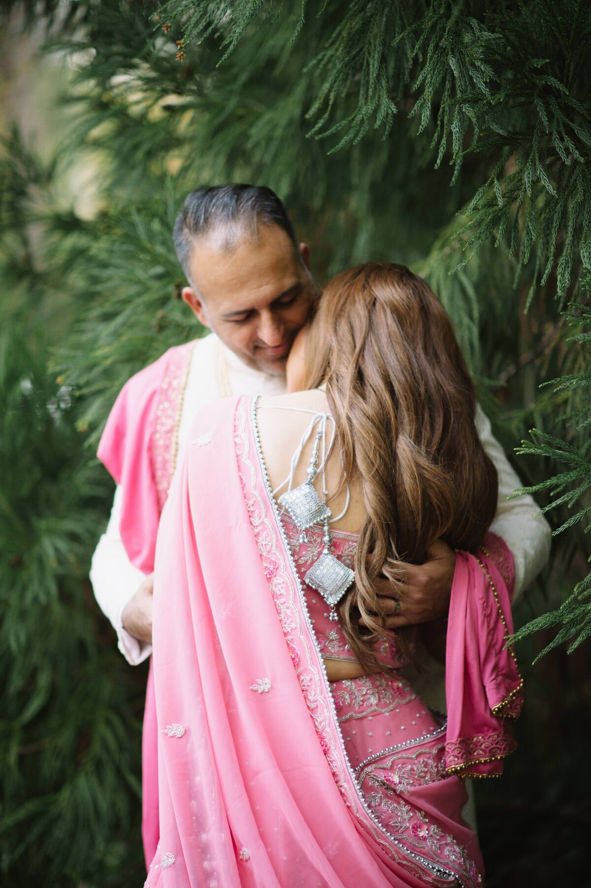 dramatic indian wedding portraits pink sari l hewitt photography-1
