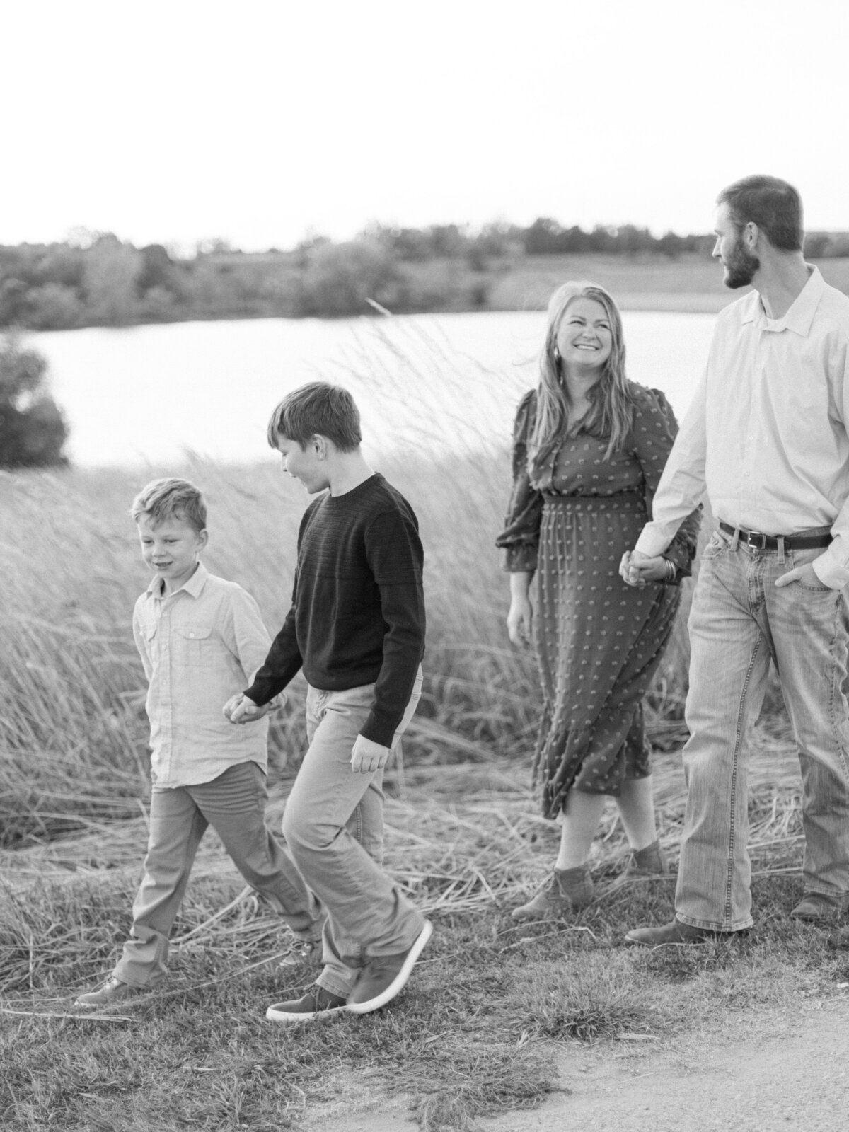 black-and-white-family-photographer-omaha-nebraska