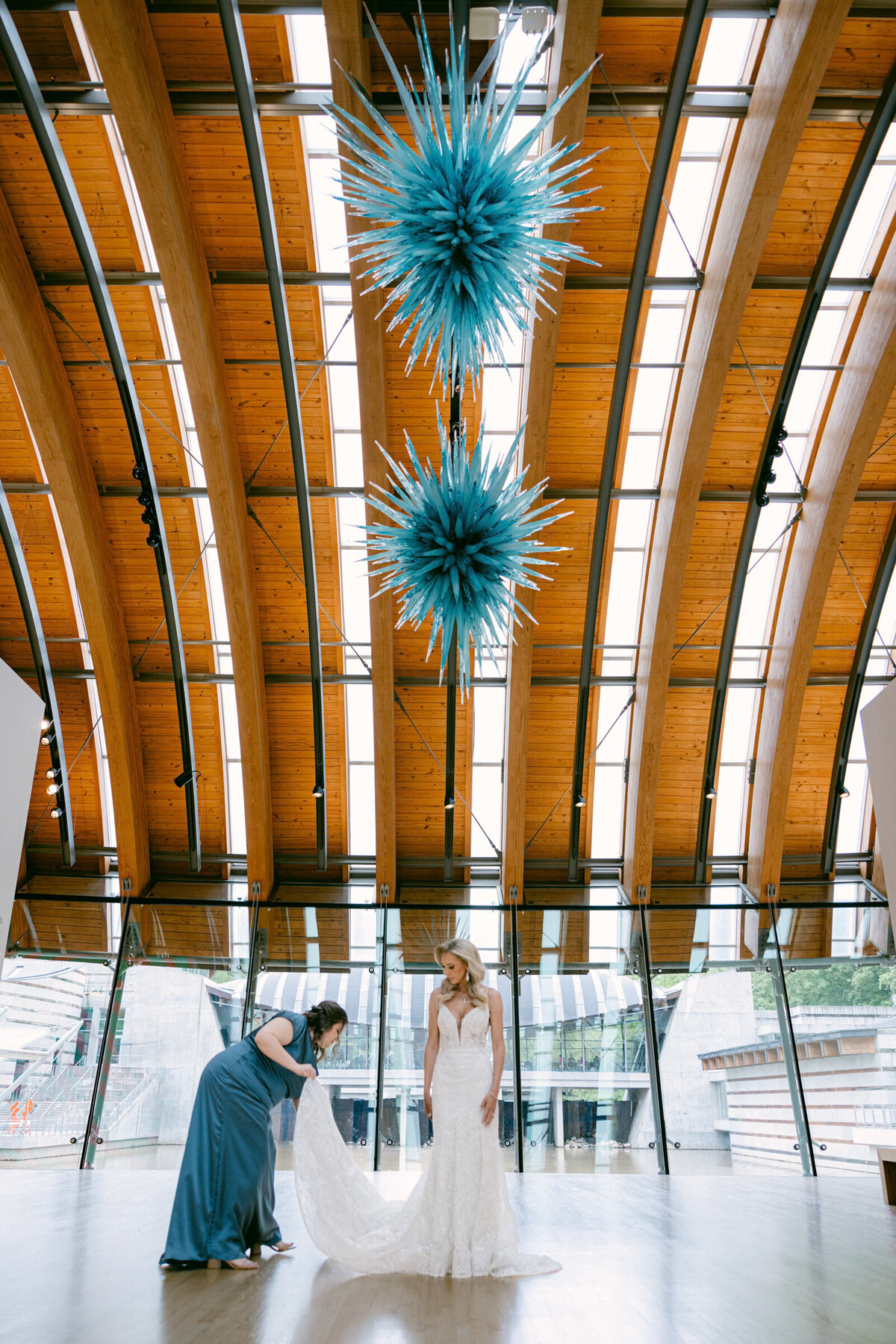 A wedding photo portrait of the bride in Crystal Bridges Museum of American Art in Betonville, Arkansas