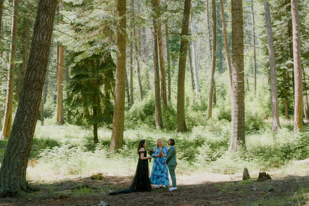 Ceremony_Brenda&JanieElopementPhotos_OregonWeddingPhotographer_KuroCreativeHouse-23