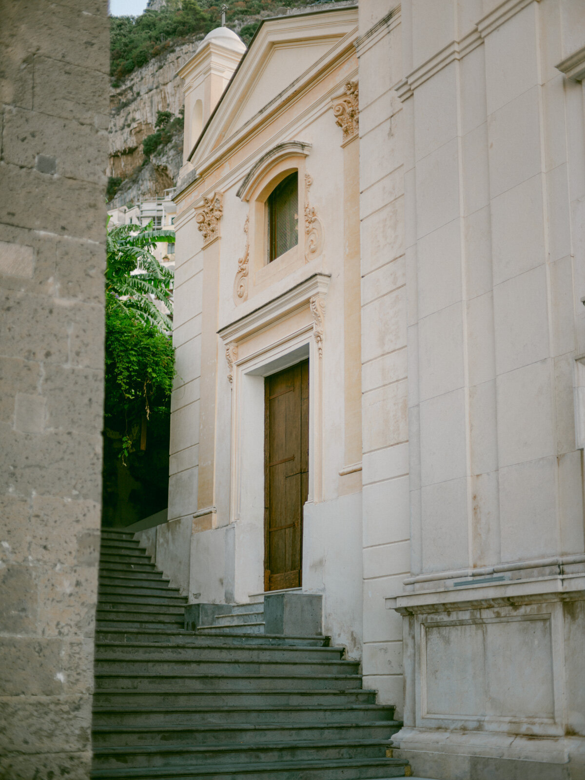 Wandering through Positano’s hidden alleys, every embrace becomes a story. Your Positano honeymoon photographer preserves these intimate details with cinematic elegance