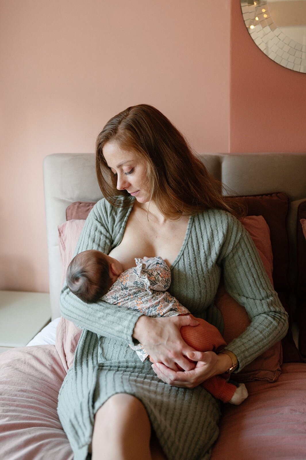 newborn-fotoshoot-leiden-borstvoeding-moment
