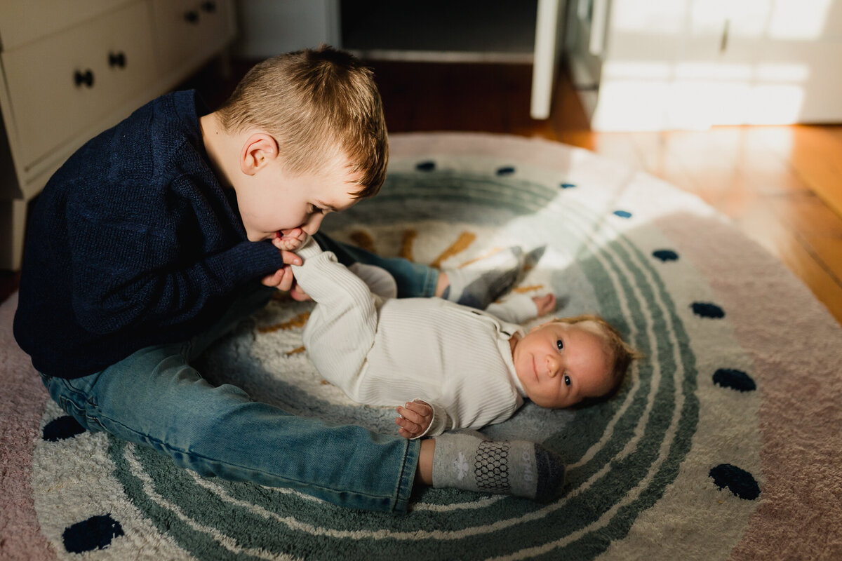 Infant photographer capturing a newborn baby and dad.