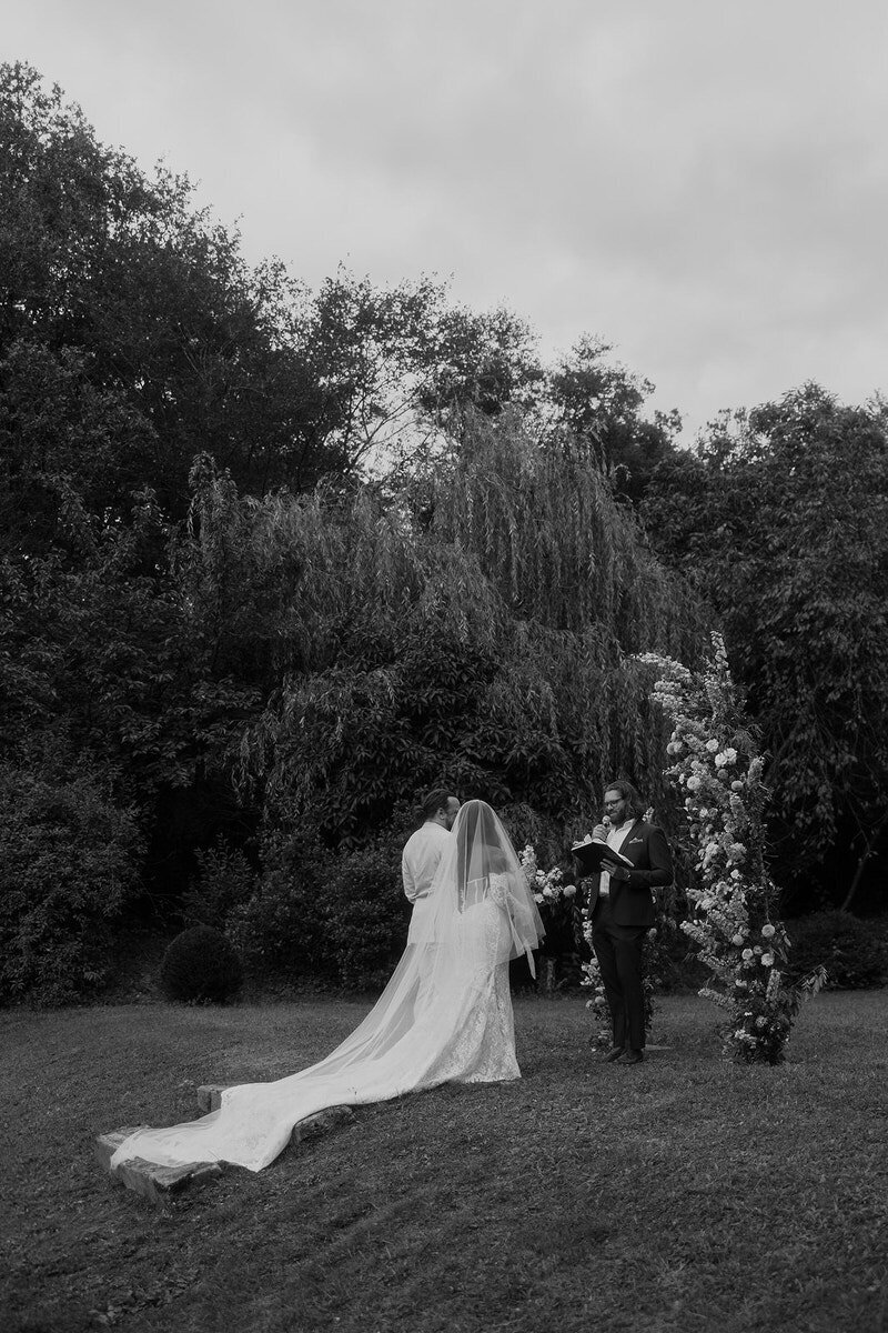 wedding-ceremony-france-chateau-blackwhite-laurianevega