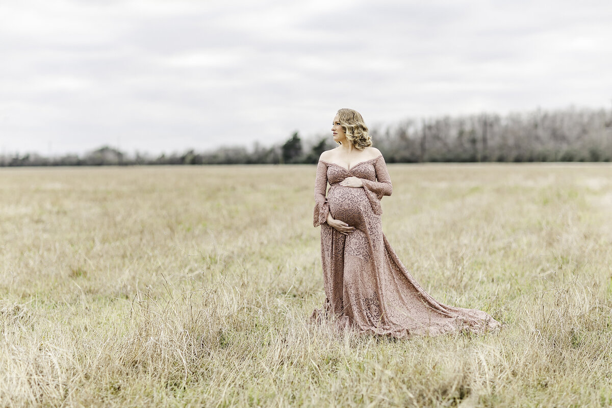 Christine-Morrison-Photography-Maternity-Session-In-Fall-Field