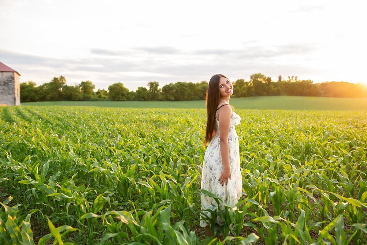 smiling-senior-girl-in-cornfield