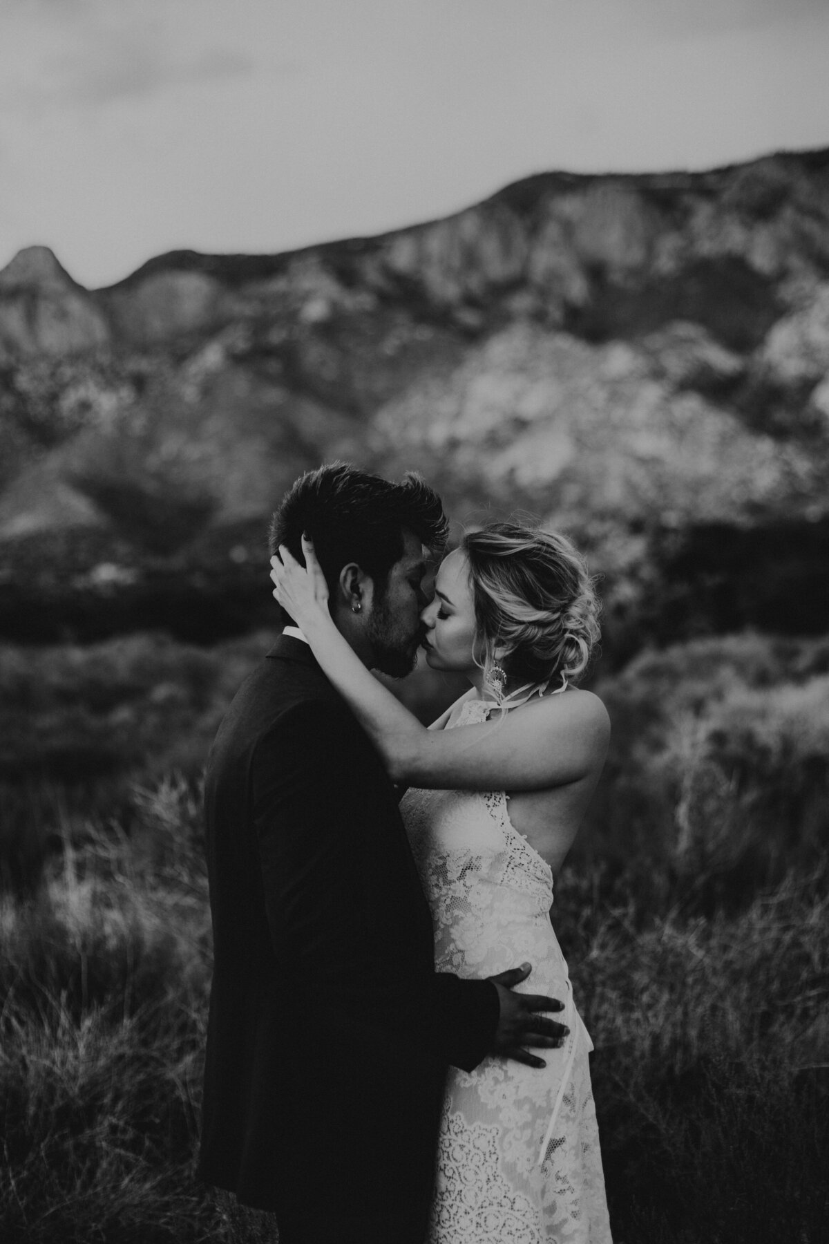 eloping couple kissing in Albuquerque desert