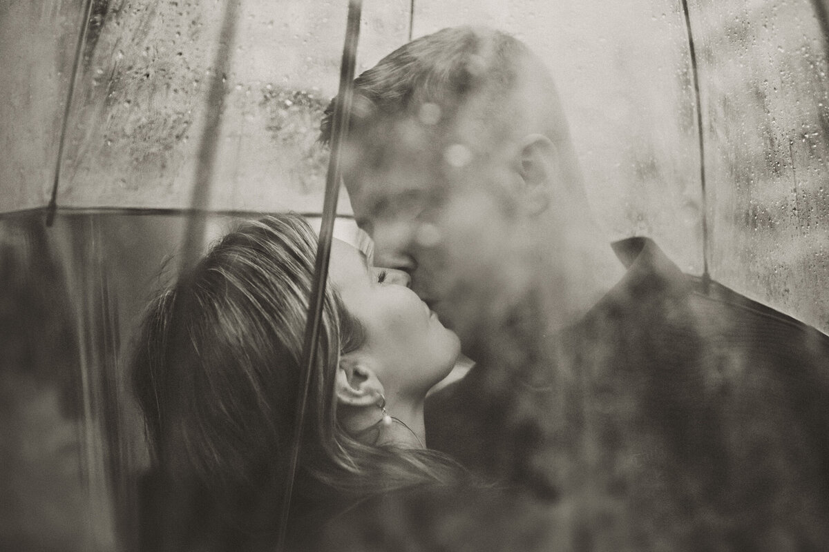 black-and-white-kiss-rain
